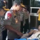 Kapolda Sulsel Jenguk Anggotanya yang Sakit