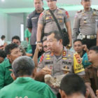 Jalin Silaturahmi, Kapolda Sulsel Makan Bersama Buruh Pelabuhan Makassar
