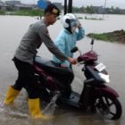 Banjir Melanda Kota Makassar, Sabhara Polda Sulsel Gerak Cepat Bantu Masyarakat