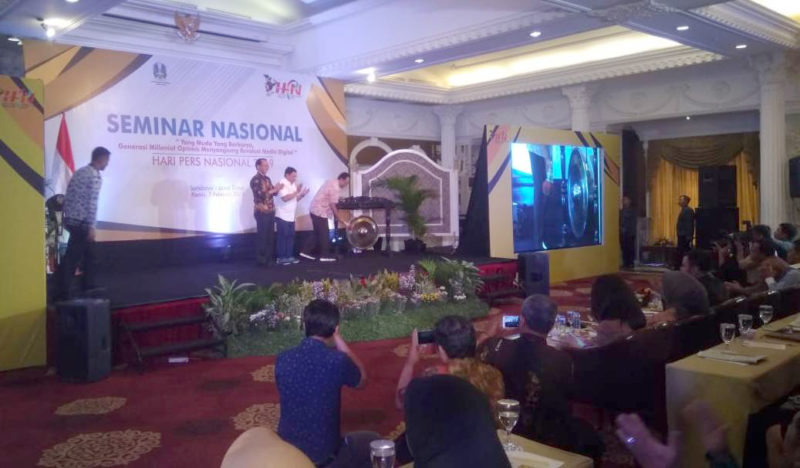 Wagub Jawa Timur H. Syaifullah Yusuf didampingi Sekjen PWI Pusat Mirza Zulhadi melakukan pemukulan gong tanda dibukanya Seminar Nasional dal;am rangka HPN tahun 2019.