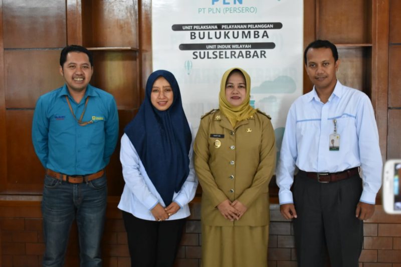 Wakil Bupati Sinjai, Hj. Andi Kartini Ottong, SP., M.SP bersama Manajer PT. PLN (Persero) Sulselbar Area Bulukumba, Yuswastuty Yahtaya