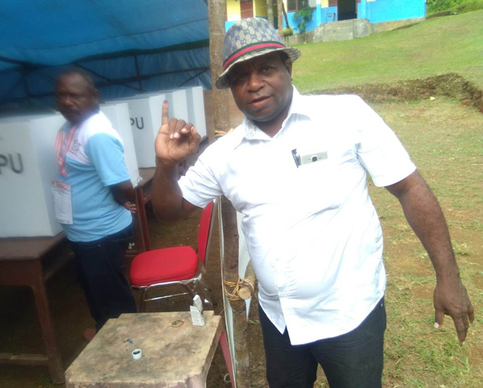 Pemilu Serentak di Amsel Maybrat Berlangsung Damai  Kepala Distrik Amsel Maybrat Papua Barat Albert Lemauk usai mencoblos di TPS Kampung Koma-koma.