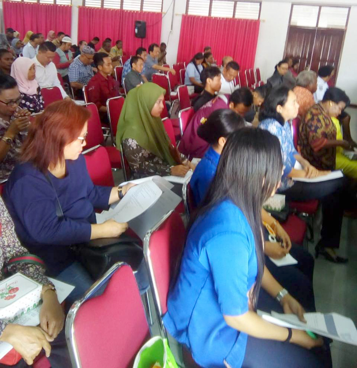 Para peserta sosialisasi pemasangan sistem online pajak daerah dan retribusi daerah di Aula Samu Siret, kota Sorong.(Foto: Rompis)