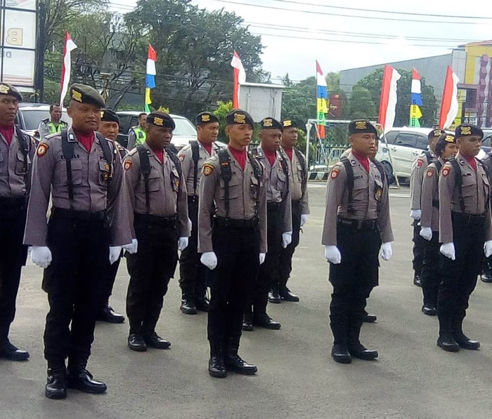 Para polisi yang mengikuti lomba Perdaspol di Mapolres Kota Sorong. (Foto: Rompis)