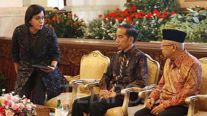 Presiden Jokowi (tengah) bersama Menteri Keuangan Sri Mulyani dan Wapres Ma'ruf Amin saat Penyerahan DIPA dan Buku Daftar Alokasi Transfer ke Daerah dan Dana Desa Tahun 2020 di Istana Negara, Jakarta, Kamis, 14 November 2019. (Foto: Tempo.co)