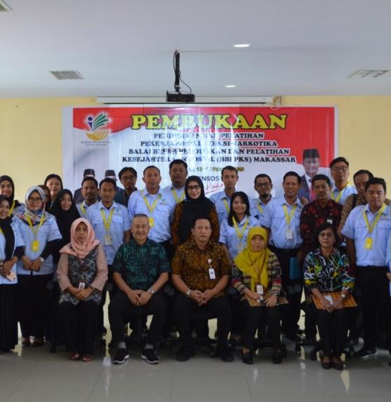 Para pekerja sosial (Peksos) Adiksi usai mengikuti pendidikan dan pelatihan, melakukan foto bersama dengan Pimpinan dan Widyaiswara Balai Besar Pendidikan dan Pelatihan Kementerian Sosial (BBPPKS) Regional V Makassar.