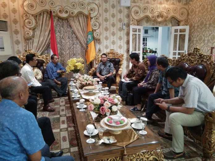  

Keterangan foto : Bupati Sinjai Andi Seto Asapa (ASA) menerima kunjungan investor dari negeri Sakura Jepang, didampingi oleh Kadis Perikanan dan Kelautan Povinsi Sulsel Ir. Sulkaf, Tim Percepatan Pembangunan Daerah Provinsi Sulsel Prof. Dr. Ir. H. Rudy Djamaluddin.