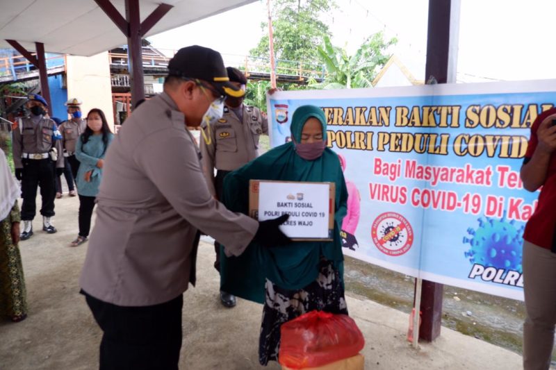 Kapolres Wajo AKBP Dedy Dewantho menyerahkan  bantuan sembako kepada masyarakat yang terkena dampak covid 19 di Keurahan Salomenraleng Kecamatan Tempe.
