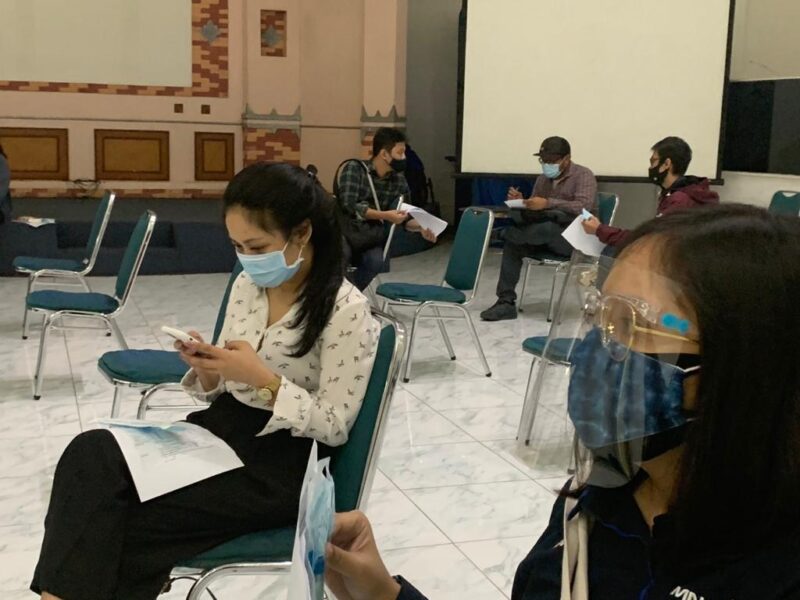 Peserta tes Swab PCR sat sedang antri