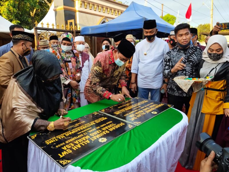Buati Wajo H. Amran Mahmud dan Ibunda Ketua Yayasan Zam-zam Al-Ikhlas Makassar, Hj. Fatimah Lasiata didampingi Wakil Bupati Wajo H. Amran SE dan Ketua DPRD Wajo HA. Alauddin Palaguna meresmikan Masjid Baiturrahman H. Time yang ditandai dengan penandatanganan prasasti.