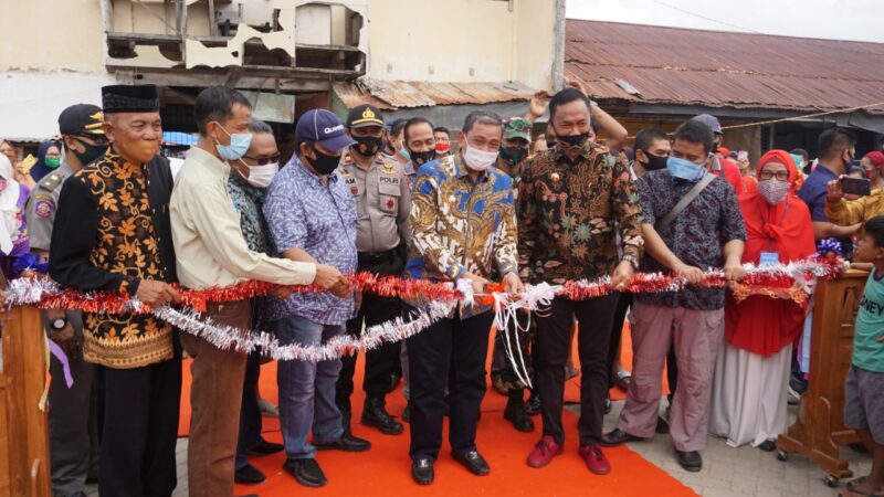 Bupati Wajo H. Amran Mahmud didampingi Wakil Bupati Wajo H. Amran SE meresmikan Pasar Siyo Kecamatan Belawa yang ditandai dengan pengguntingan pita.