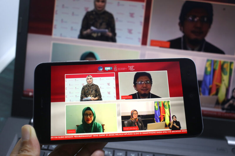 Tiga guru dan dosen penerima manfaat BSU Ibu Wenny (Guru di Rangkasbitung), Ibu Sri Murni (Dosen di Lampung), dan Bapak Arya (Guru di Jakarta Timur) (kanan atas) berdiskusi mengenai Hari Guru: Mendukung Pendidik Berkarya di Jakarta, Rabu, 25 November 2020.