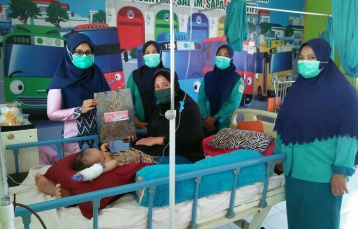 Pihak Puskesmas Balangnipa Kabupayten Sinjai memberikan bingkisan kepada salah satu pasien rawat inap dalam rangka Hari Kesehatan Nasional.