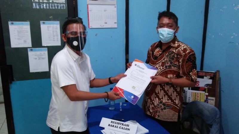 Ketua PWI Sulsel, HM. Agus Salim Alwi Hamu mengisi formulir pendaftaran calon ketua PWI Sulsel periode 2020 - 2025 di Sekretariat Panitia pendaftaran di gedung PWI Sulsel yang dikembalikan langsung kepada Ketua Panitia, Faisal Palapa. (foto Manaf)