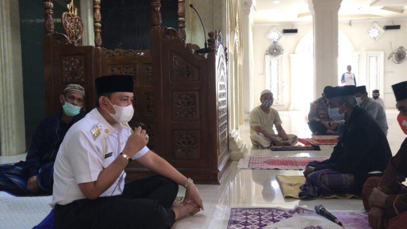 Bupati Wajo H. Amran Mahmud memberikan Arahan usai melaksanakan shalat Duhur di Masjid Jamiatul khairyah Siwa Kecamatan Pitumpanua. 