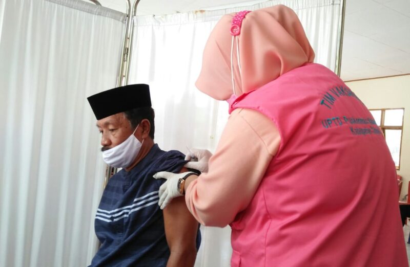 Warga lanjut usia (Lansia) di Kelurahan Biringere Kecamatan Sinjai Utara tampak semangat mengikuti vaksinasi Covid-19 di Aula Kantor Kelurahan Biringere.