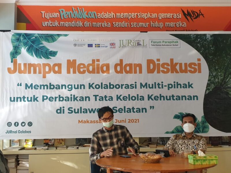 Direktur JURnal Celebes Mustam Arif (kanan) mberikan penjelasan ke Media