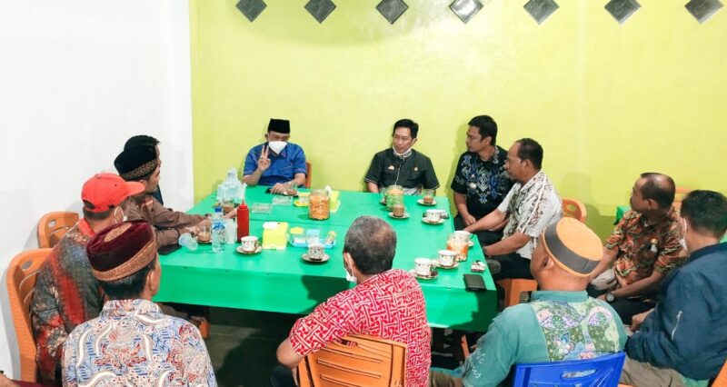 Bupati Wajo H. Amran Mahmud saat mendengarkan dan menyerap aspirasi masyarakat Kecamatan Keera di rumah salah seorang tokoh masyarakat Desa Paojepe untuk mendengarkan dan menyerap aspirasi masyarakat setempat, Jumat 30 Juli 2021 malam.