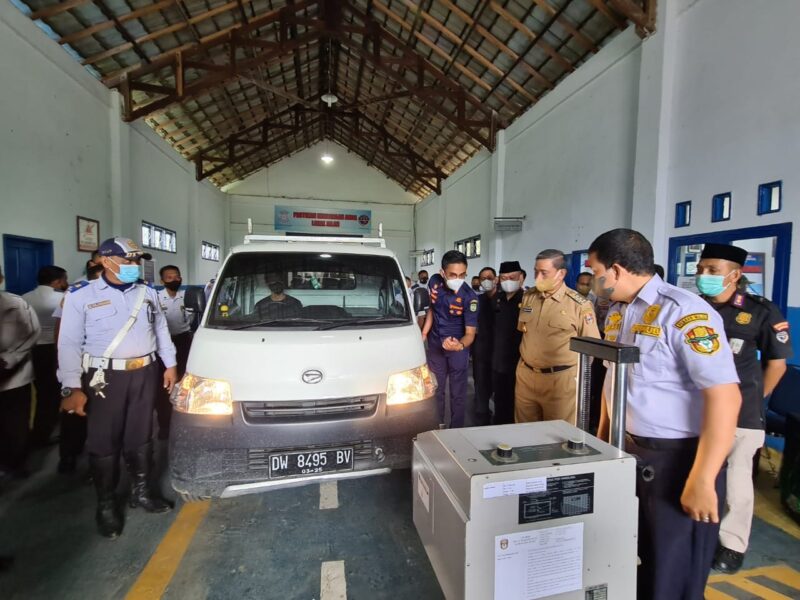 Bupati Wajo H. Amran Mahmud bersama Forkopimda menyaksikan pengujian kendaraan yang dilakukan tim penguji Dinas Perhubungan.--ist--