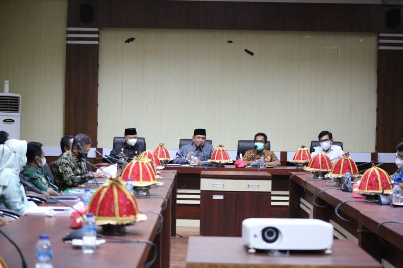 Bupati Wajo H. Amran Mahmud menerima kunjungan kerja Wakil Ketua Pansus DPRD Sulsel, Marjono bersama anggota dan rombongan di Ruang rapat pimpinan Kantor Bupati Wajo, Kamis, 29 Juli 2021.