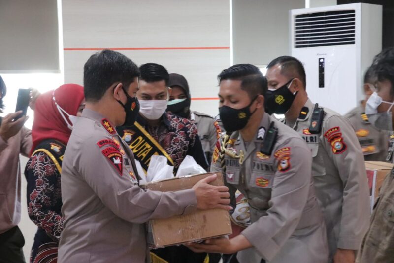 Dimomen 30 Tahun Akpol 1991, Kapolda Sulsel Irjen Pol Drs Merdisya menyerahkan Bantuan Sosial Jumat, 30 Juli 2021.