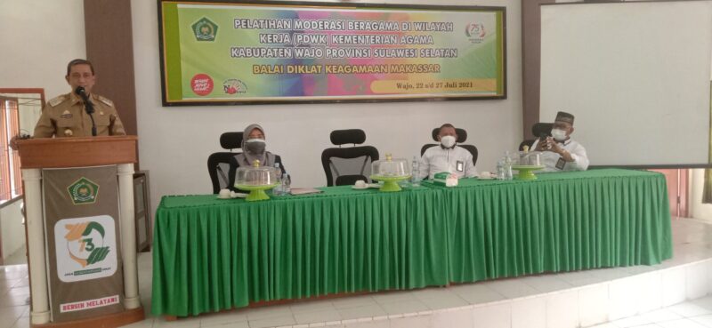 Bupati Wajo H. Amran Mahmud memberikan sambutan pada pelatihan Moderasi Beragama di Aula Kemenag Wajo Selasa, 27 Juli 2021.--foto Hamzah--