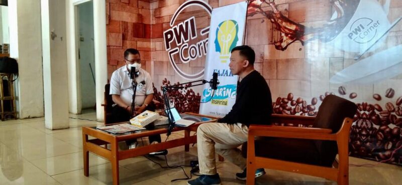 Rektor Universitas Negeri Makassar Prof.Husain Syam mengisi acara Inspiring yang digelar di Warkop PWI Sulsel hari Sabtu pagi tadi di Makassar