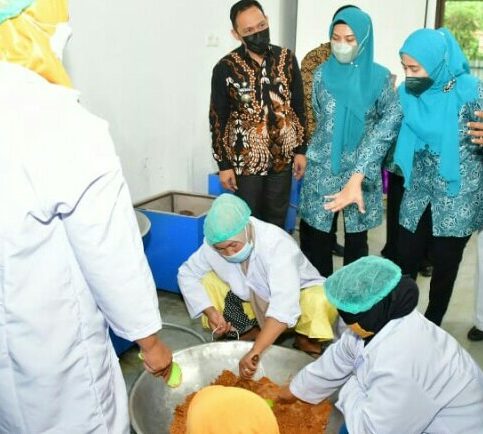 Ketua TP. PKK Sinjai Andi Nurhilda Daramata Seto didampingi oleh Wakil Ketua TP PKK Hj. Kamriah Akbar dan Camat Sinjai Borong Agus Salam, menyaksikan langsung proses pengolahan gula merah aren menjadi gula semut yang dilakukan oleh warga setempat di Rumah Produksi Golla Sinjai.