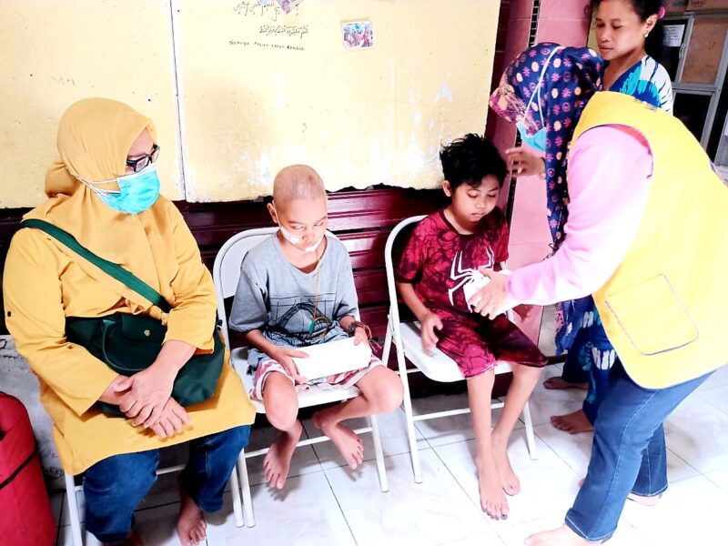 Lions Club Makassar Rajawali (LCMR) menggelar dua program sekaligus dalam rangka Hari Anak Nasional dengan membagikan Nasi Kotak dan Masker--ist--