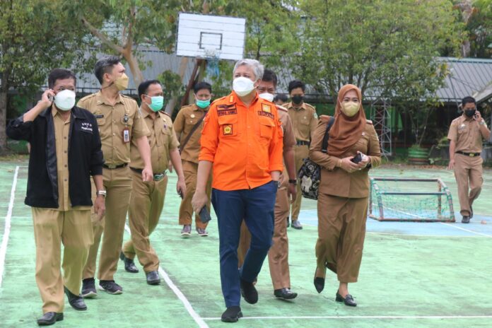 Bupati Pinrang Irwan Hamid meninjau SD dan SMP Se Kabupaten Pinrang jelang hadapi pembelajaran tatap muka, Rabu, 28 Juli 2021.--foto Thamrin--