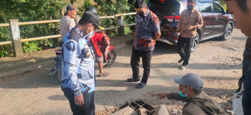 Bupati Wajo H. Amran Mahmud didampingi Kepala Dinas Pekerjaan Umum dan Perumahan Rakyat (PUPR) Wajo, Andi Pameneri, dan Kepala Dinas Pertanian, Ashar memninjau beberapa ruas jalan yang rusak.