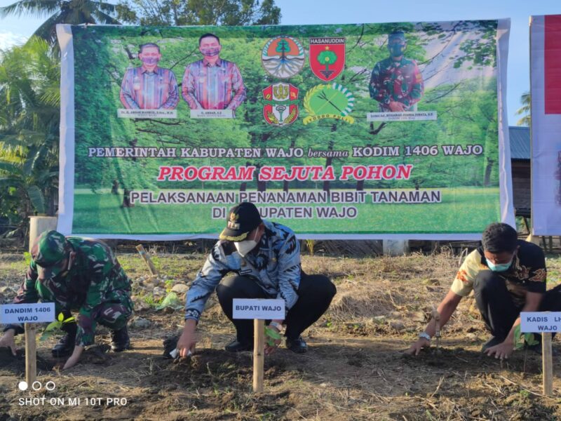 Hijaukan Wajo, Amran Mahmud Kembali Ikut Penanaman Sejuta Pohon di Desa Ujung Pero Kecamatan Sabbangparu, Jumat (23/7/2021).