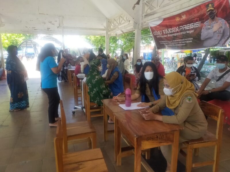 Tim Dokter Puskesmas Salo Dr Lenny Wirawan Rompi biru  menanyakan kondisi pasien paska vaksin Dosis pertama