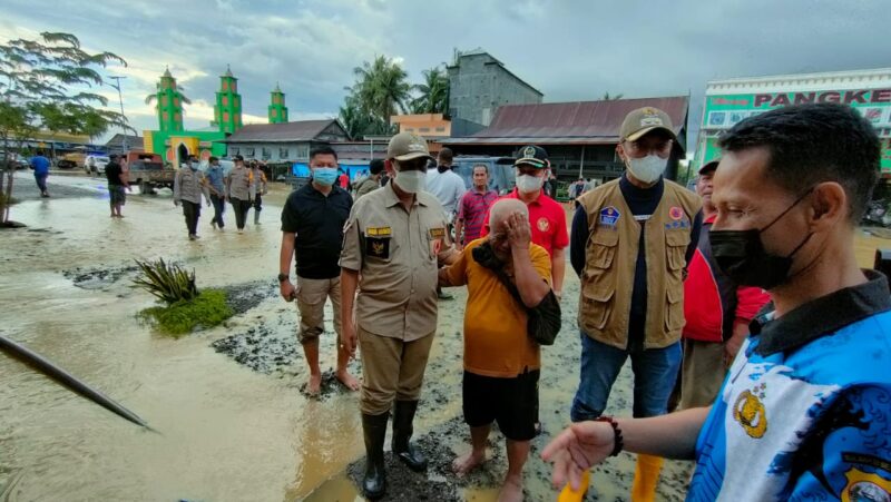 Bupati Wajo H. Amran Mahmud dan Wakil Bupati Wajo H. Amran SE bersama rombongan saat melakukan pemantauan di beberapa titik lokasi banjir dan menyemangati para korban banjir