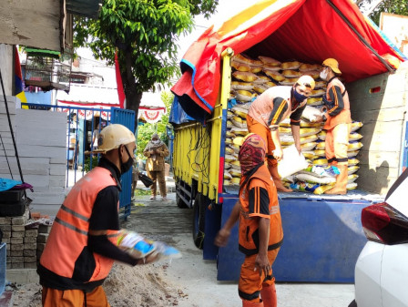 6.250 Paket Bansos Pemprov DKI diturunkan dari truk untuk disalurkan  ke rumah warga penerima bantuan COVID 19 tingkat RT/RW Pulogadung Jakarta Timur