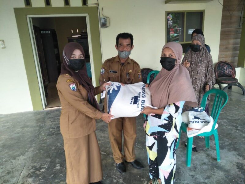 Penyaluran bantuan beras secara simbolis dari pemerintah bagi KPM PKH dan BST yang terdampak PPKM Darurat tahun 2021 di kelurahan Petoosang.