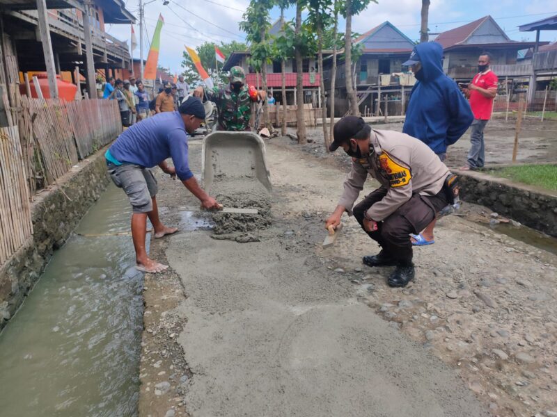 Bhabinkamtibmas dan Babinsa bersama masyarakat melakukan kerja bakti pengecoran jalan poros di Lingkungan Bakke Alau Kelurahan Salomenraleng Kecamatan Tempe Kabuoaten Wajo, Selasa 10 Agustus 2021 kemarin.
