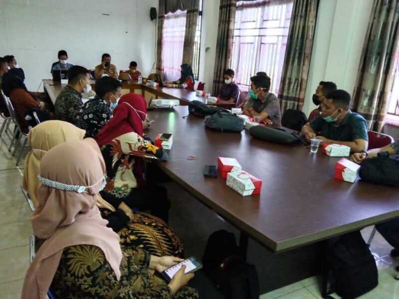 Sebanyak 15 Desa di Kabupaten Sinjai mengikuti Bimbingan Teknis (Bimtek) pengembangan Website desa yang digelar Dinas Komunikasi Informatika (Diskominfo) dan Persandian Sinjai di Ruang Rapat Gedung B Setdakab Sinjai, Kamis pagi (12/08/2021)