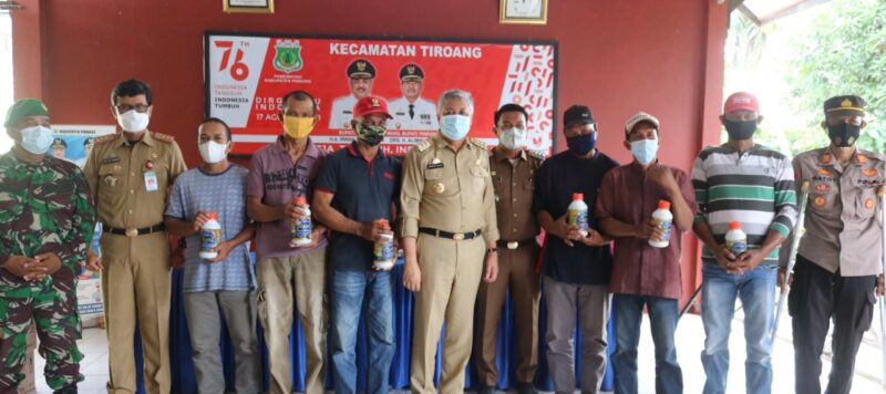 Bupati Pinrang H. Irwan Hamid serahkan pupuk cair kepada kelompok tani di Tiroang