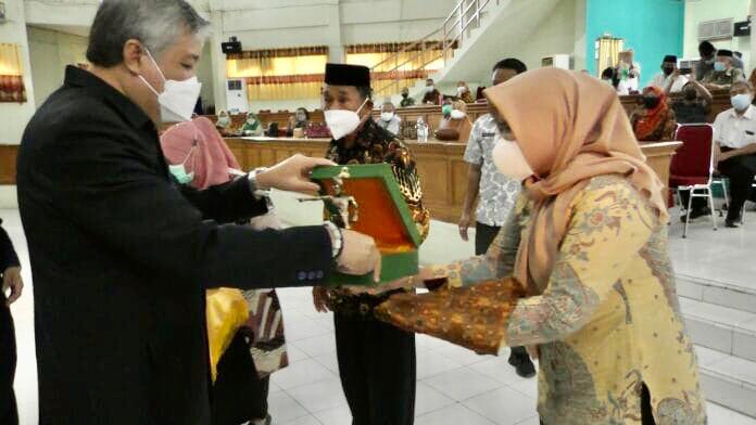 Bupati Pinrang Irwan Hamid memberkian penghargaan bagi para ASN yang memasuki Batas Usia Pensiun (BUP)/ Janda/Duda/ Yatim Pegawai, Kamis (12/8/2021).