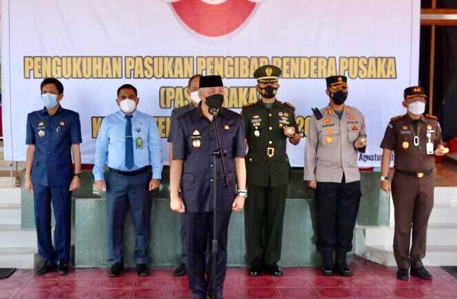 Bupati Pinrang Sulsel  Irwan Hamid Kukuhkan Paskibraka dalam rangka HUT RI ke 76 tingkat Kabupaten Pinrang di Halaman Kantor Bupati Pinrang , Ahad 15 Agustus 2021