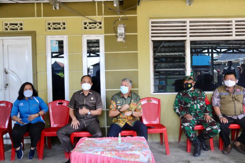 Bupati Pinrang didampingi ketua DPRD dan kadis kesehatan, usai menyerahkan bantuan kepada korban kebakaran pada Kamis 5 Agustus 2021.