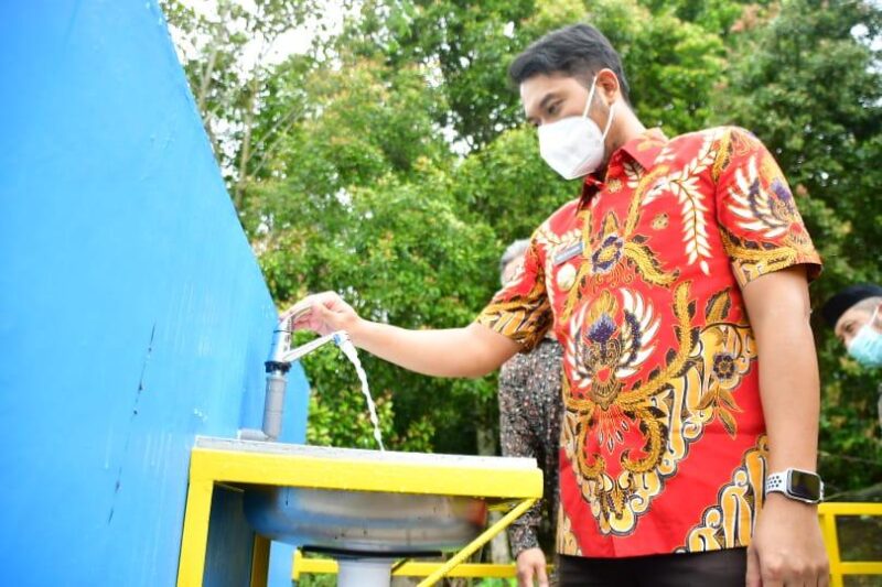 Bupati Sinjai, Andi Seto Gadhista Asapa, saat meresmikan pemanfaatan Penyediaan Air Minum dan Sanitasi Berbasis Masyarakat (pamsimas) tahun 2021 di Desa Gunung Perak, Kecamatan Sinjai Barat, Kabupaten Sinjai Sulsel