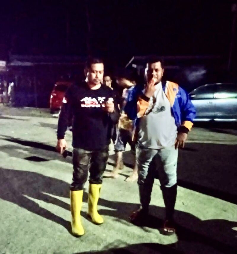 Camat Lilirilau Soppeng, Andi Agussalim (kiri) didampingi tokoh pemuda terus melakukan pemantauan ketinggian air pada daerah pemukiman yang terdampak banjir