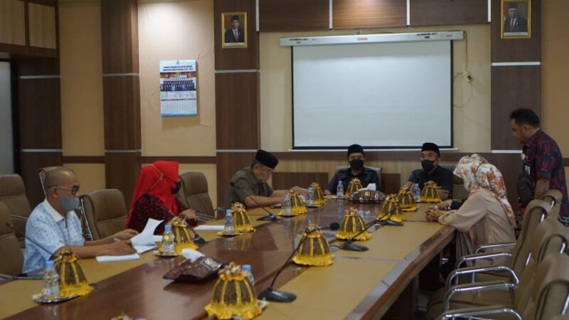 Ketua Komisi I DPRD Kabupaten Wajo H Ambo Mappasessu saat menerin Kunjungan DPRD Jeneponto di Ruang Rapat Pimpinan DPRD Wajo