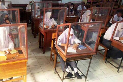 Siswa-siswi SMAN 21 dan SMA 4 Makassar mulai mengikuti pembelajaran tatap muka di sekolahnya, Makassar Sulawesi Selatan