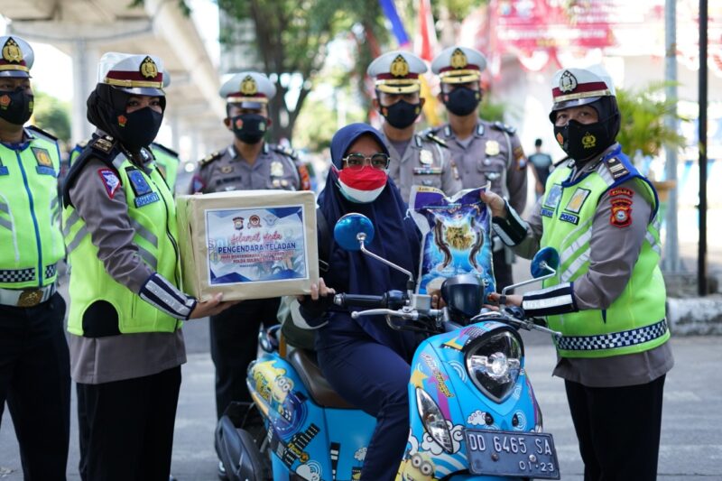 Ditlantas Polda Suksel memberikan hadiah bagi pengendara yang teladan dalam berkendara.