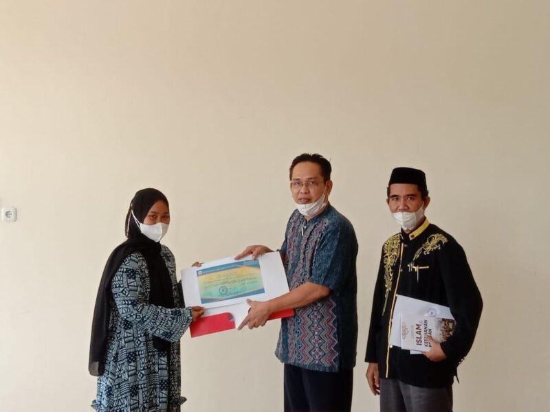 Fakultas Ekonomi dan Bisnis Islam (FEBI) IAIN Bone memberikan apresiasi berupa sertifikat dan uang tunai kepada Siska Ardayana mahasiswa Program Studi Ekonomi Syariah (EKIS) peraih Juara III pada Kejuaraan Panahan Gubernur Cup 2021 1 Agustus lalu.