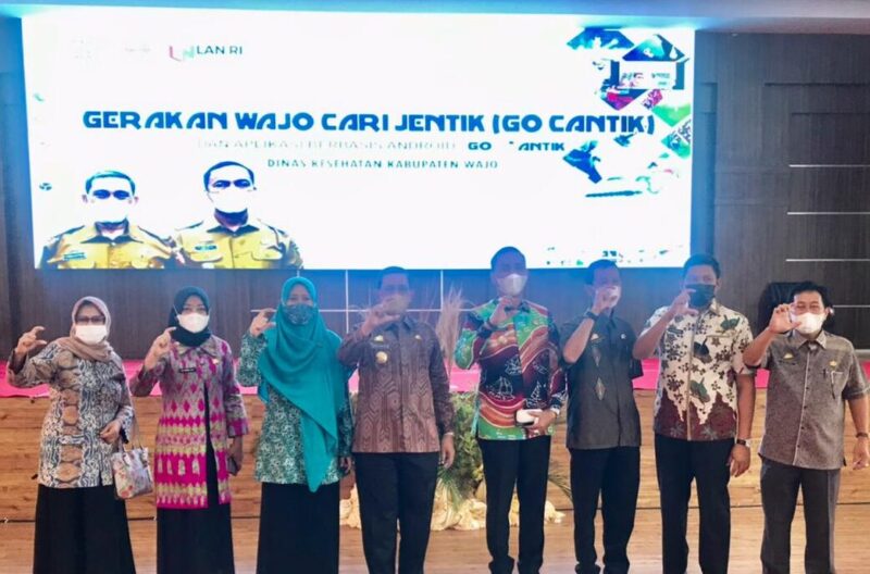 Foto bersama Bupati Wajo H. Amran Mahmud, Wakil Bupati Wajo H. Amran SE, Ketua TP PKK Wajo Hj. Sitti Maryam dan sejumlah Kepala OPD disela-sela Launching Gerakan Wajo Cari Jentik Kamis, 12 Agustus 2021.