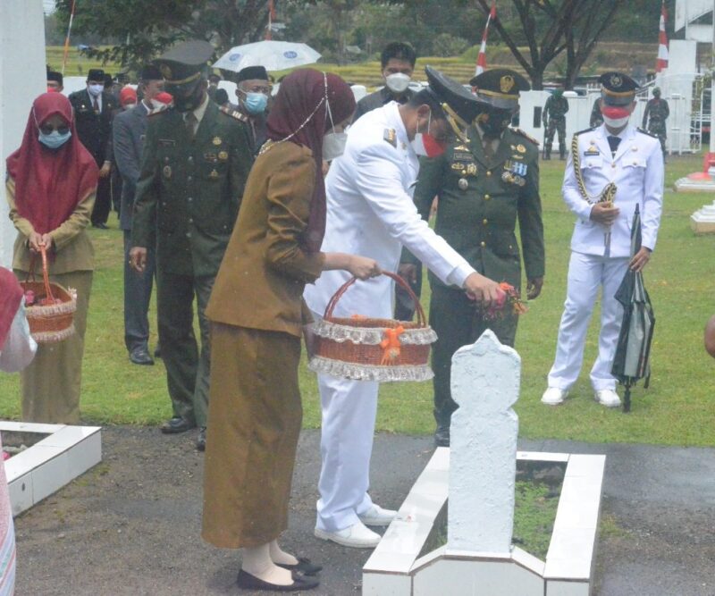 Bupati Sinjai Andi Seto Asapa (ASA) bersama Forkopimda melakukan ziarah Nasional di Taman Makam Pahlawan (TMP) Mangottong, Kecamatan Sinjai Timur, Kabupaten Sinjai, Selasa 17 Agustus 2021